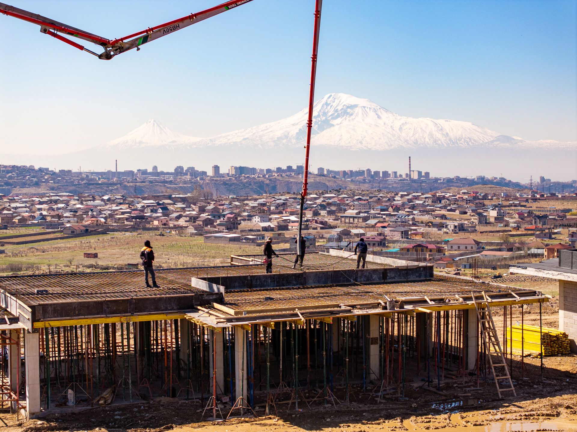 Striking from the Start: Tesaran Crafts the Complex’s Architectural Aesthetic